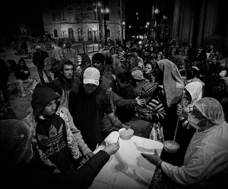 Grupo de pessoas pegando comida dos nossos parceiros
